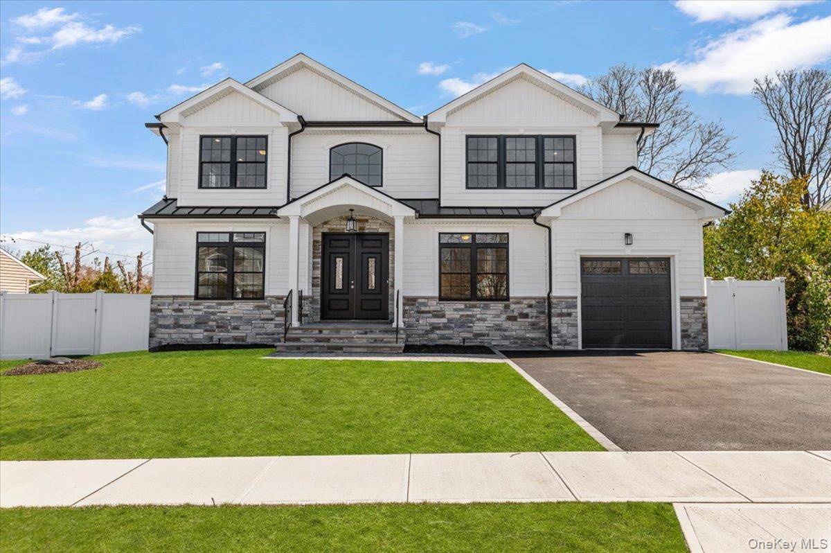 31 Cedar DR, Plainview, NY 11803