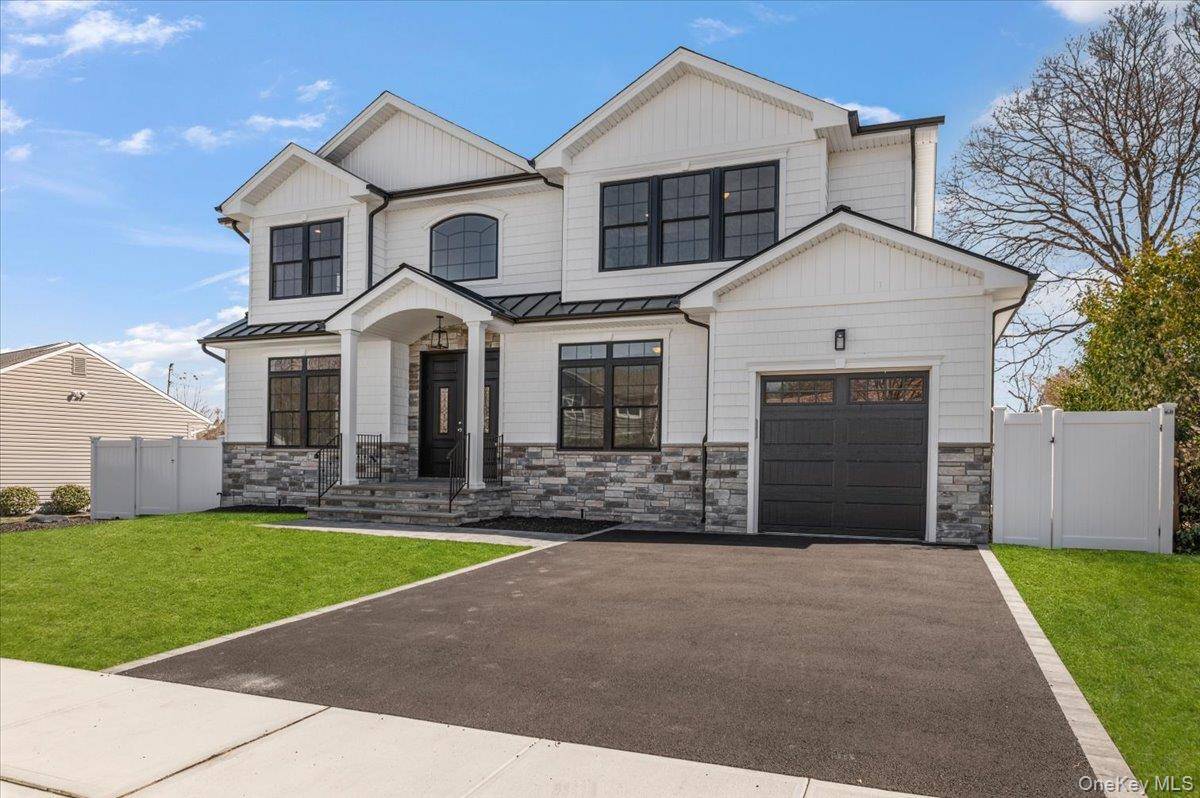 31 Cedar DR, Plainview, NY 11803