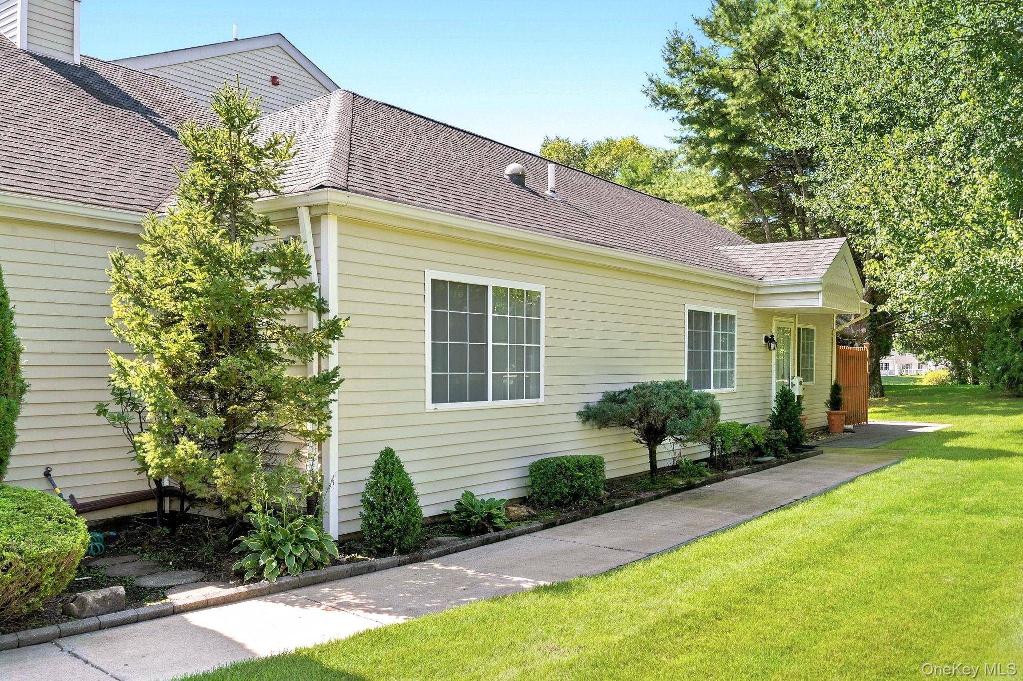156 Farm House CT, Manorville, NY 11949