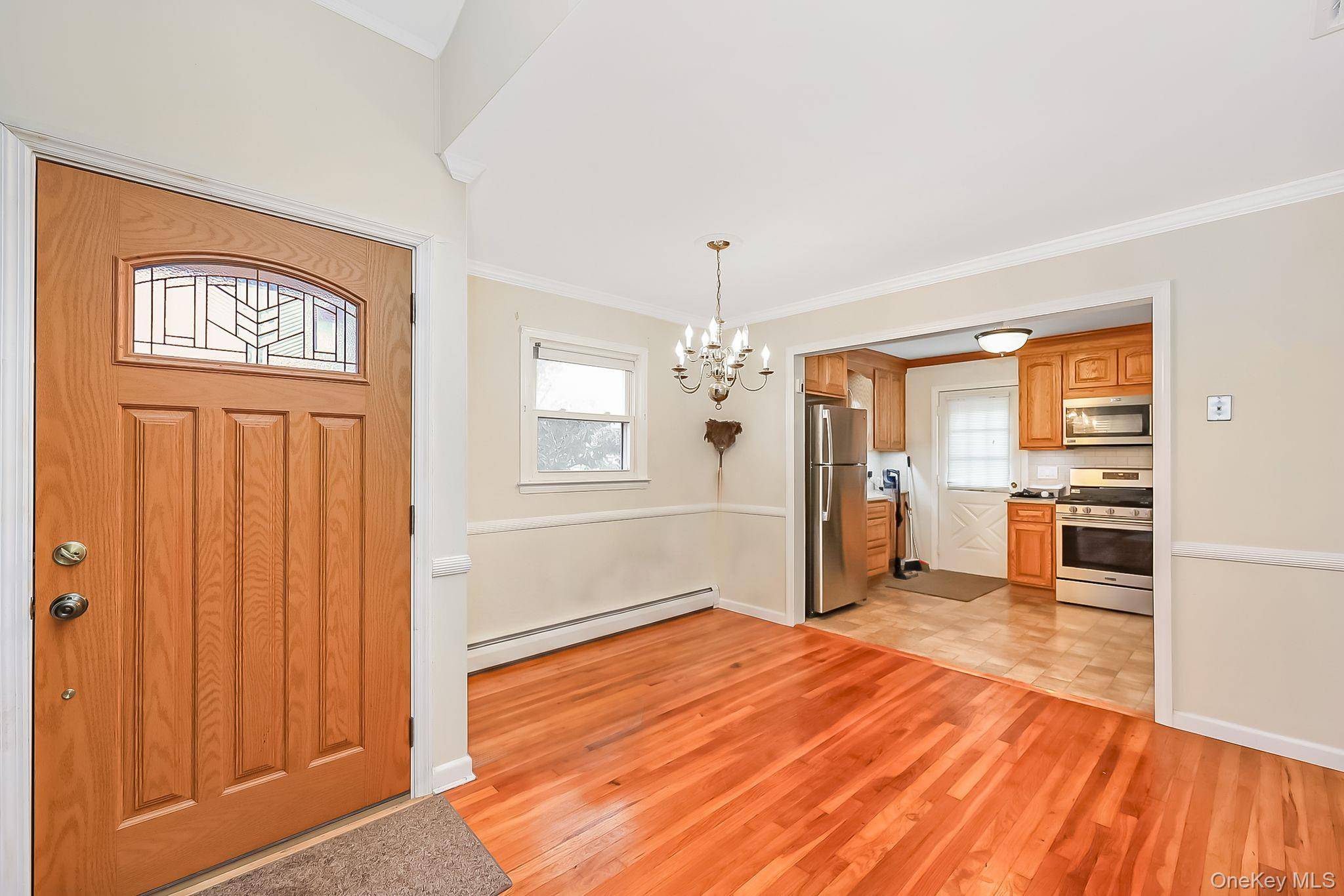 70 Prairie LN, Lindenhurst, NY 11757