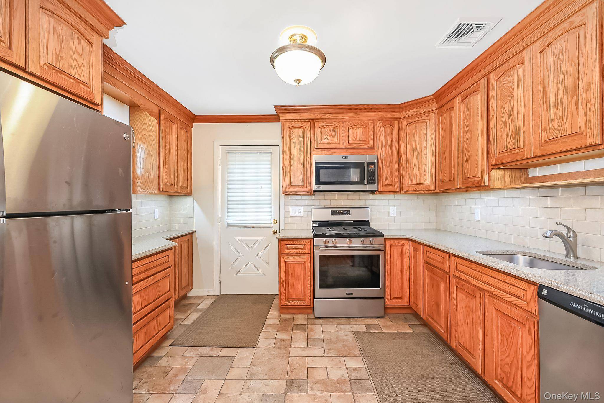 70 Prairie LN, Lindenhurst, NY 11757