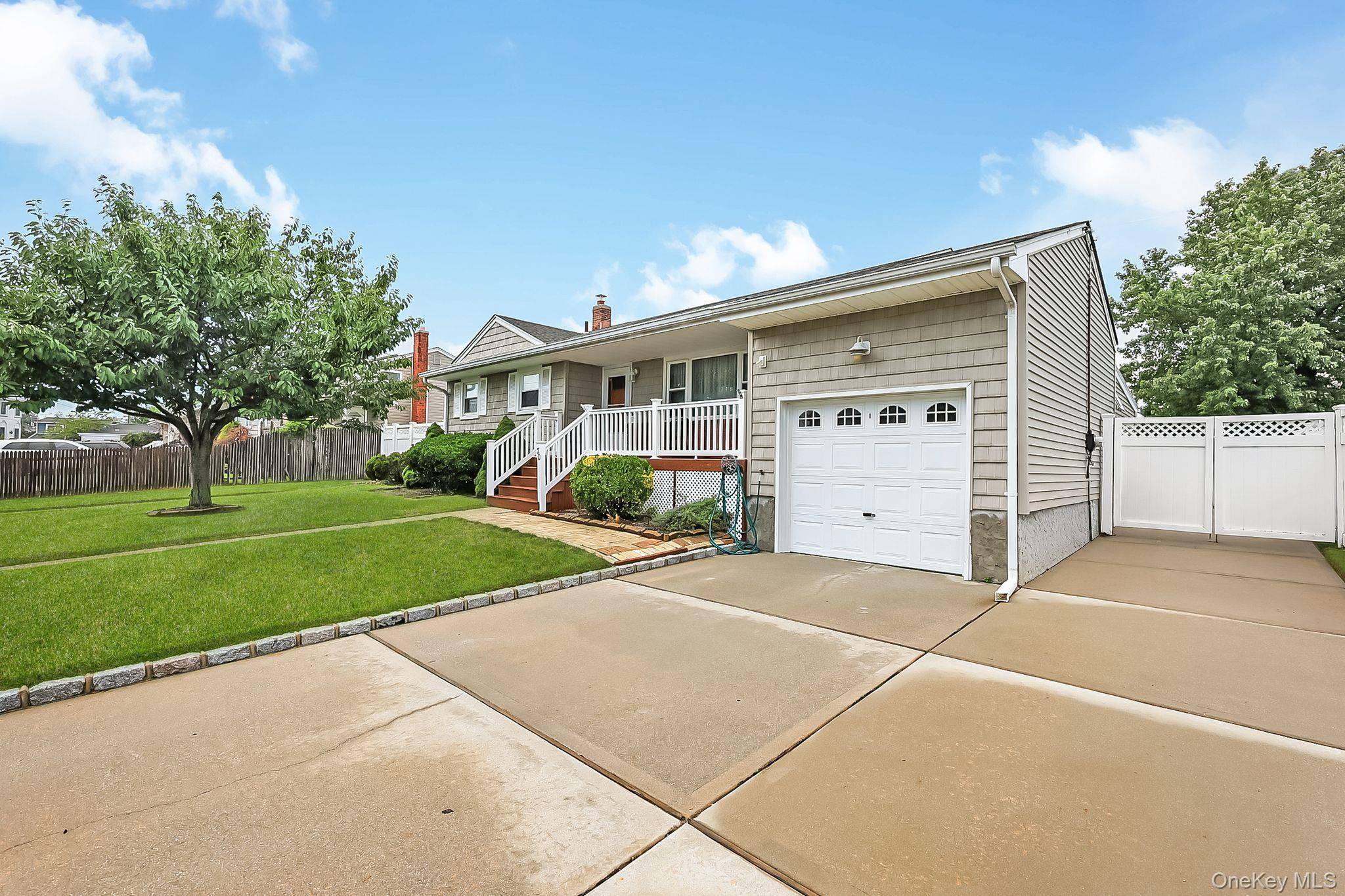 70 Prairie LN, Lindenhurst, NY 11757