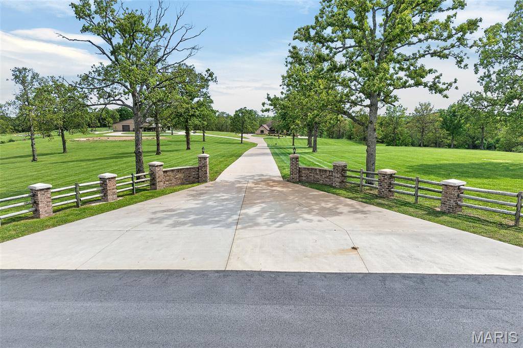 23900 EMERSON RD, Lebanon, MO 65536