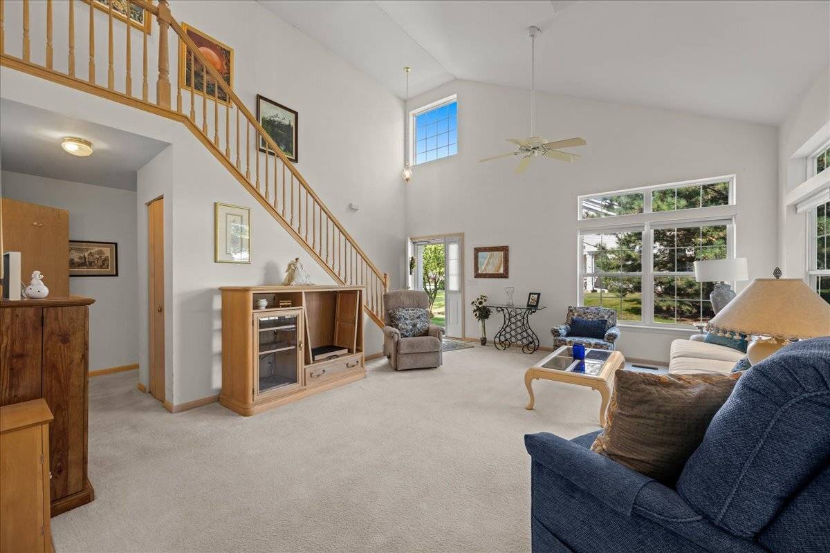 1641 Abington LN, North Aurora, IL 60542