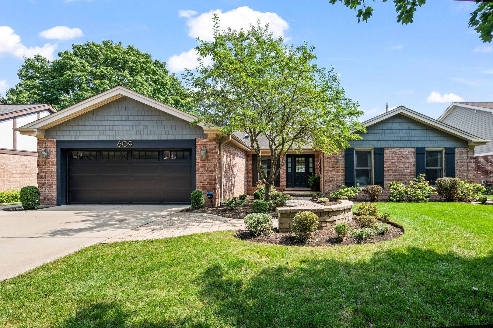 609 N Carlyle LN, Arlington Heights, IL 60004