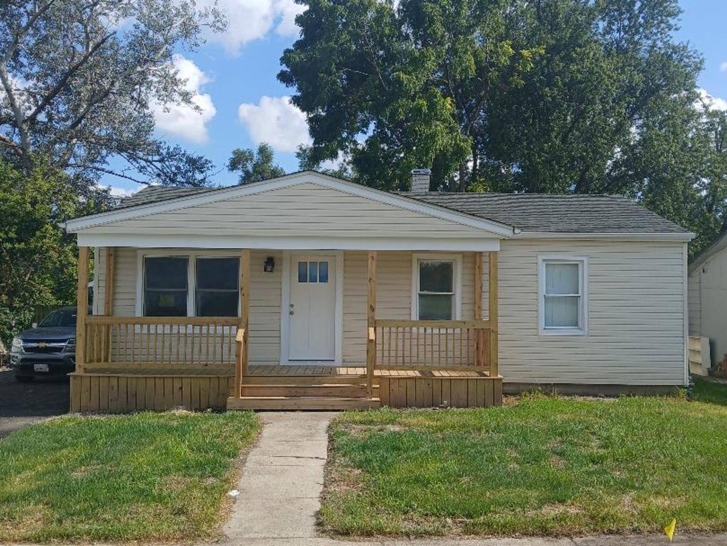 2402 E Sauk TRL, Sauk Village, IL 60411