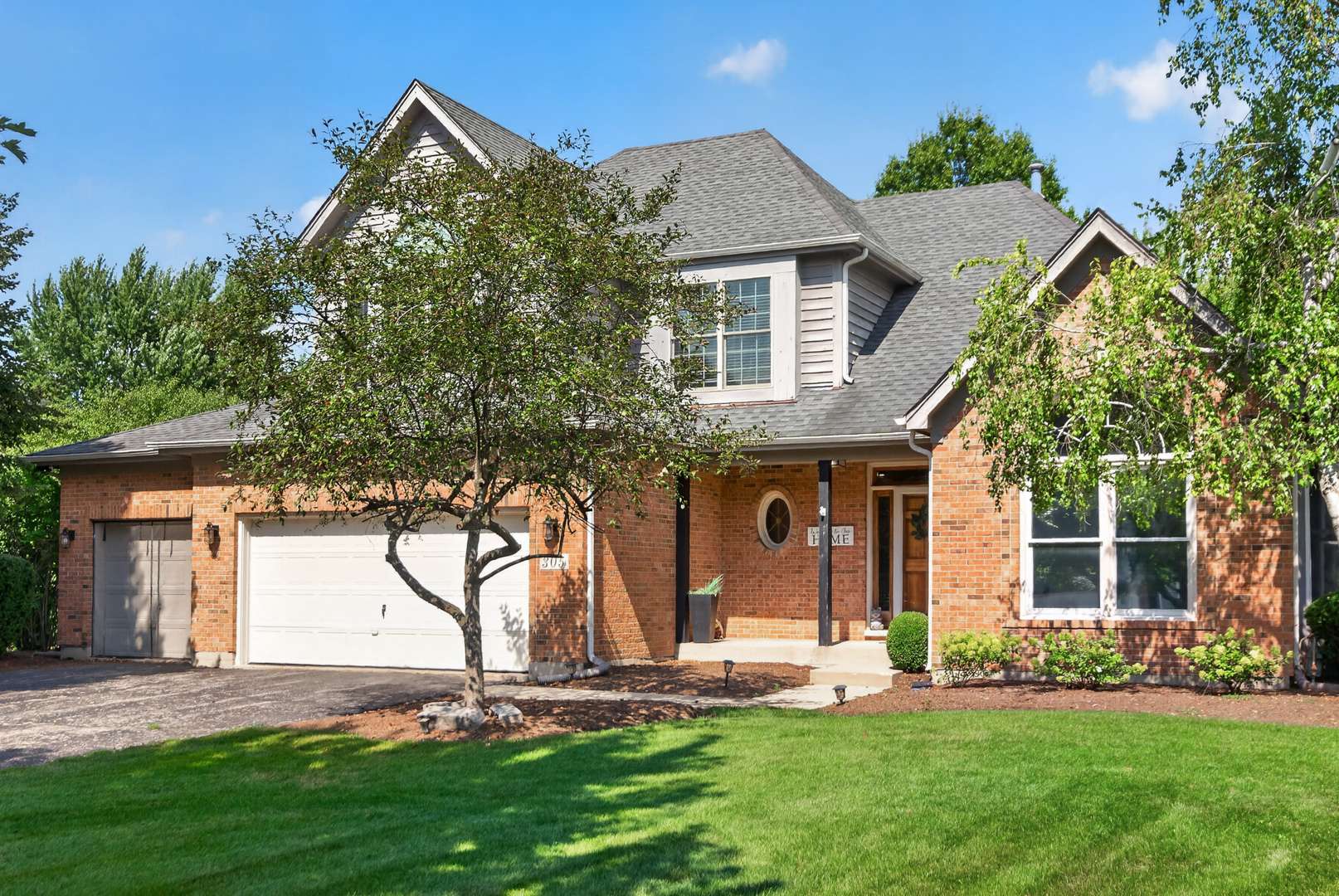 305 Windsor CIR, St. Charles, IL 60175