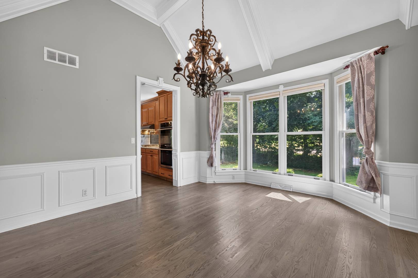 305 Windsor CIR, St. Charles, IL 60175