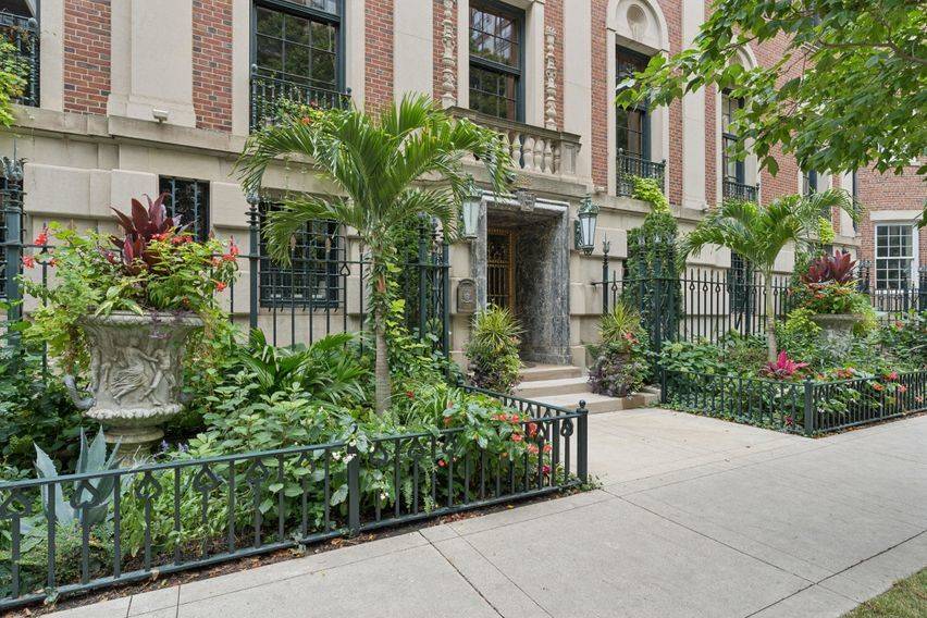 1355 N Astor ST #1, Chicago, IL 60610