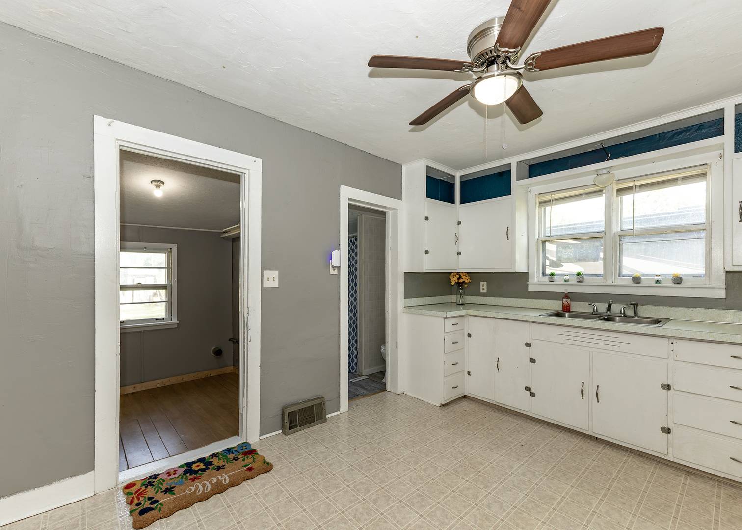 1216 4th ST, Camanche, IA 52730
