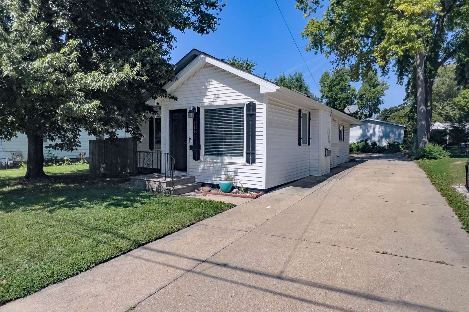 1301 W Wood ST, Bloomington, IL 61701
