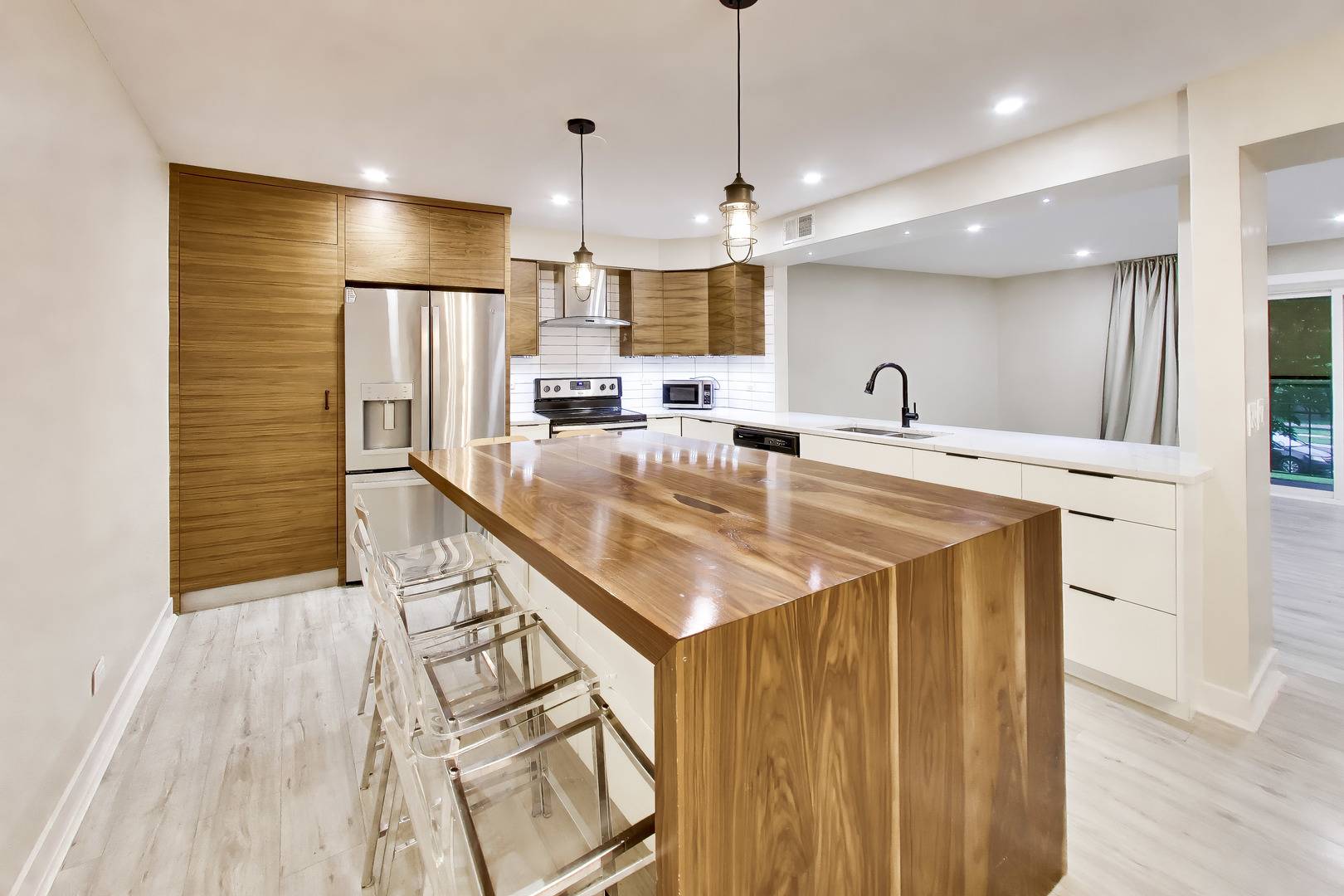 1030 S Fernandez AVE #2B, Arlington Heights, IL 60005