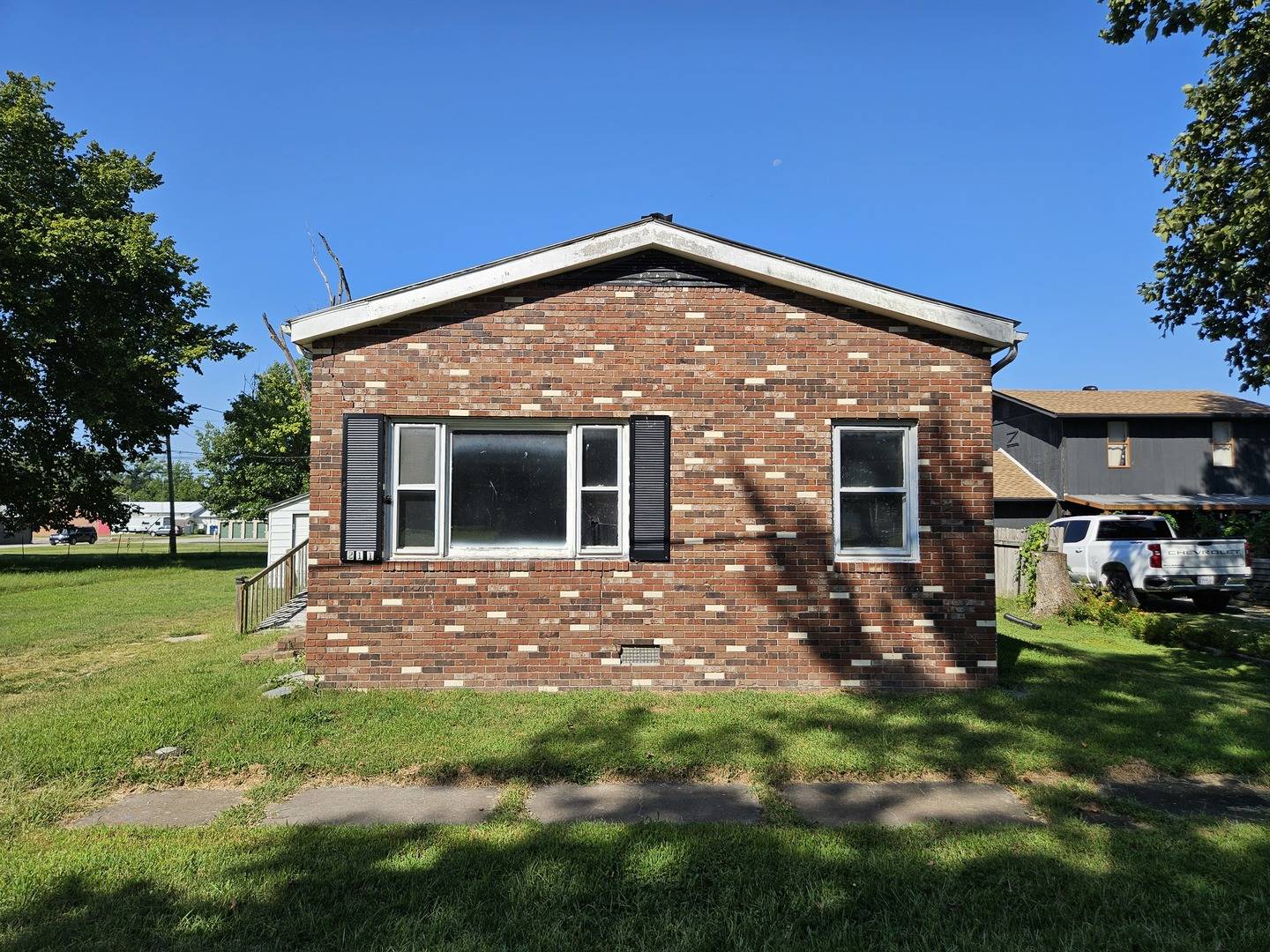 211 N Seba ST, Hurst, IL 62949