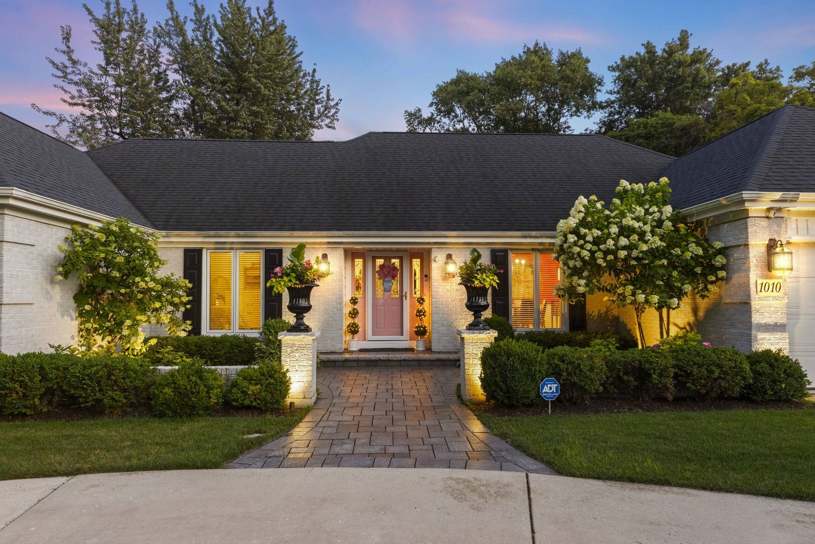 1010 Thunderbird LN, Naperville, IL 60563