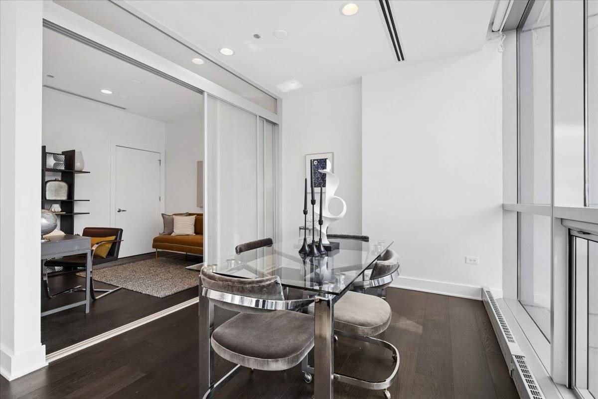 110 W Superior ST #1602, Chicago, IL 60654