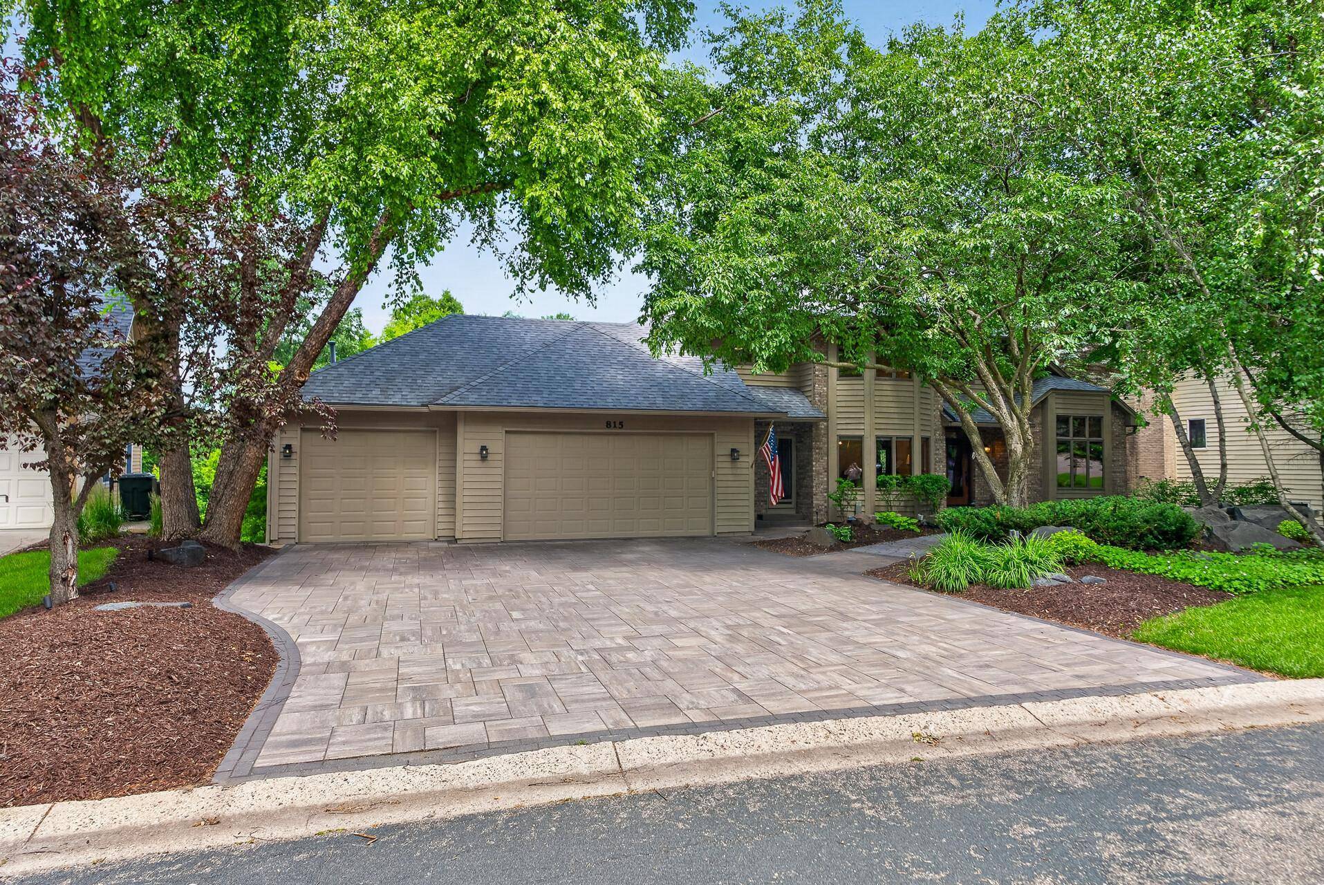815 Promontory PL, Eagan, MN 55123