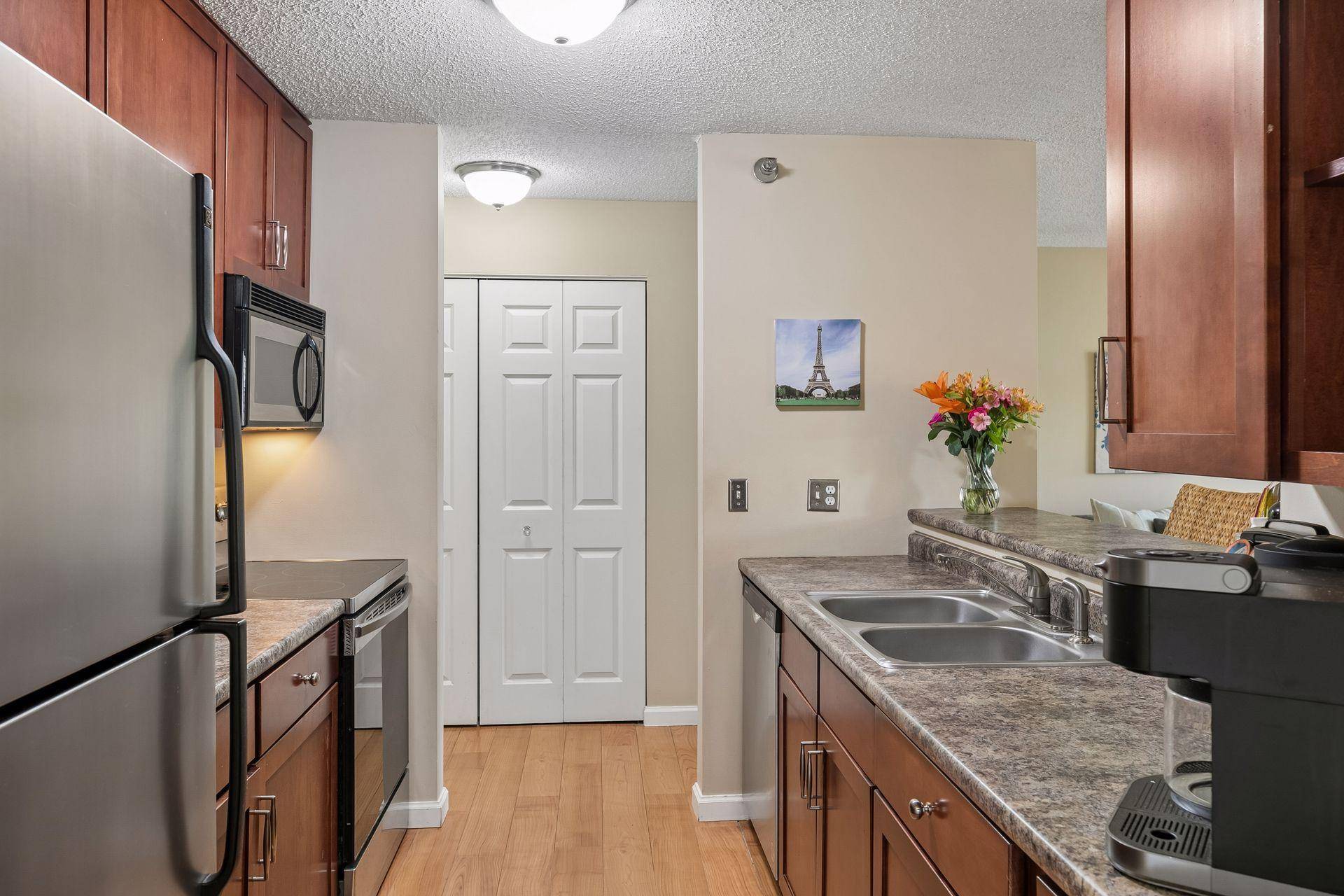 6155 Chasewood Pkwy #201, Minnetonka, MN 55343