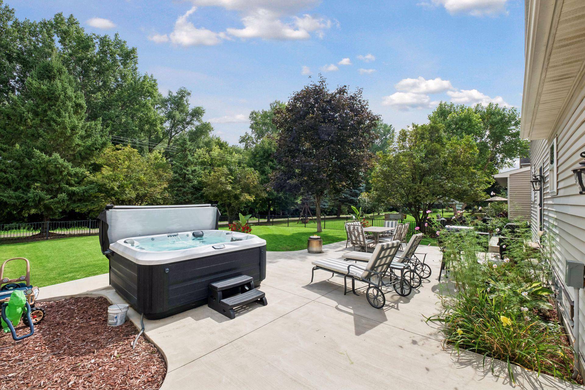 2374 Molnau CT, Chaska, MN 55318
