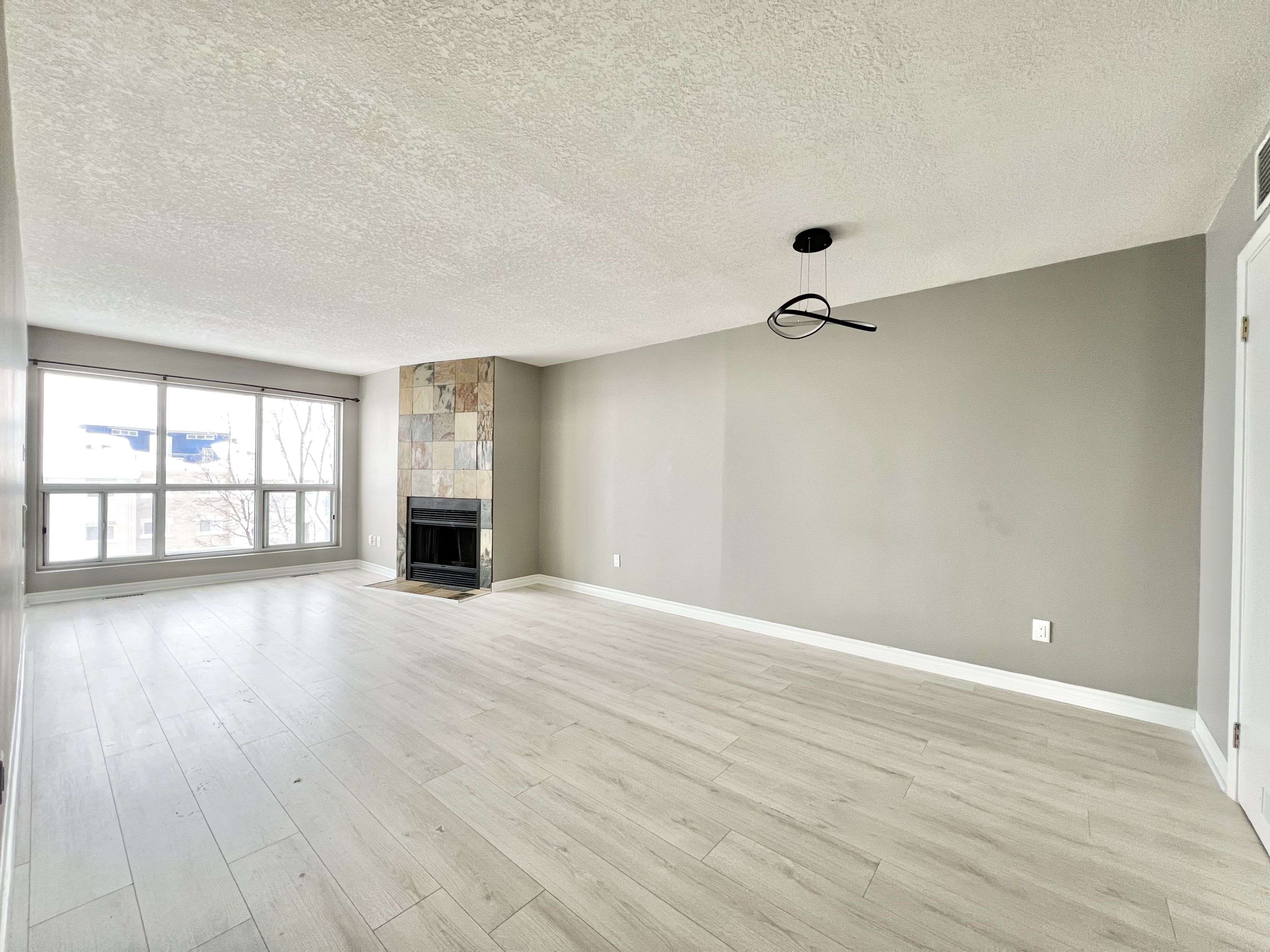 126 Bell Farm RD #414, Barrie, ON L4M 6J3