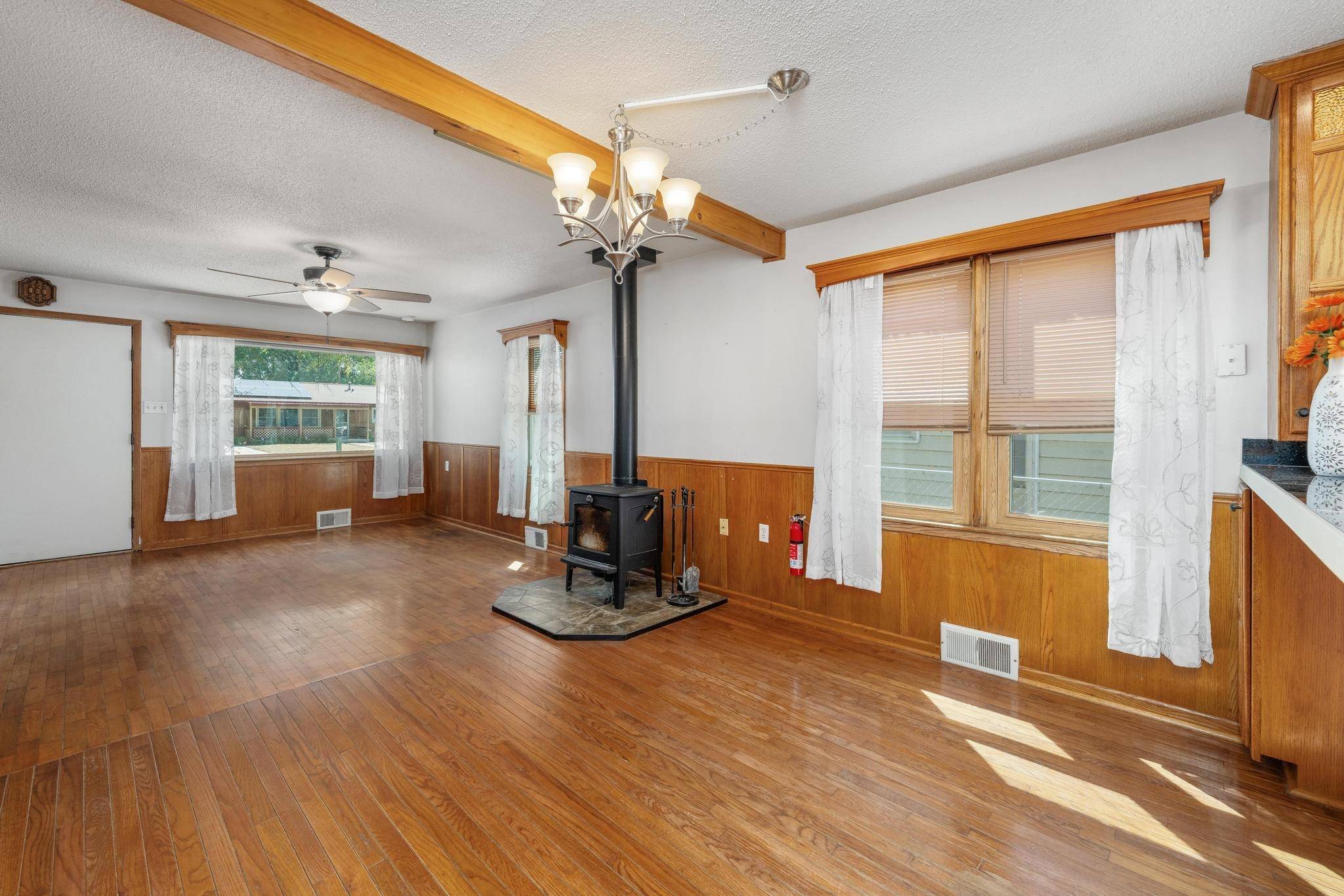 2110 Oak St, Harper, KS 67058