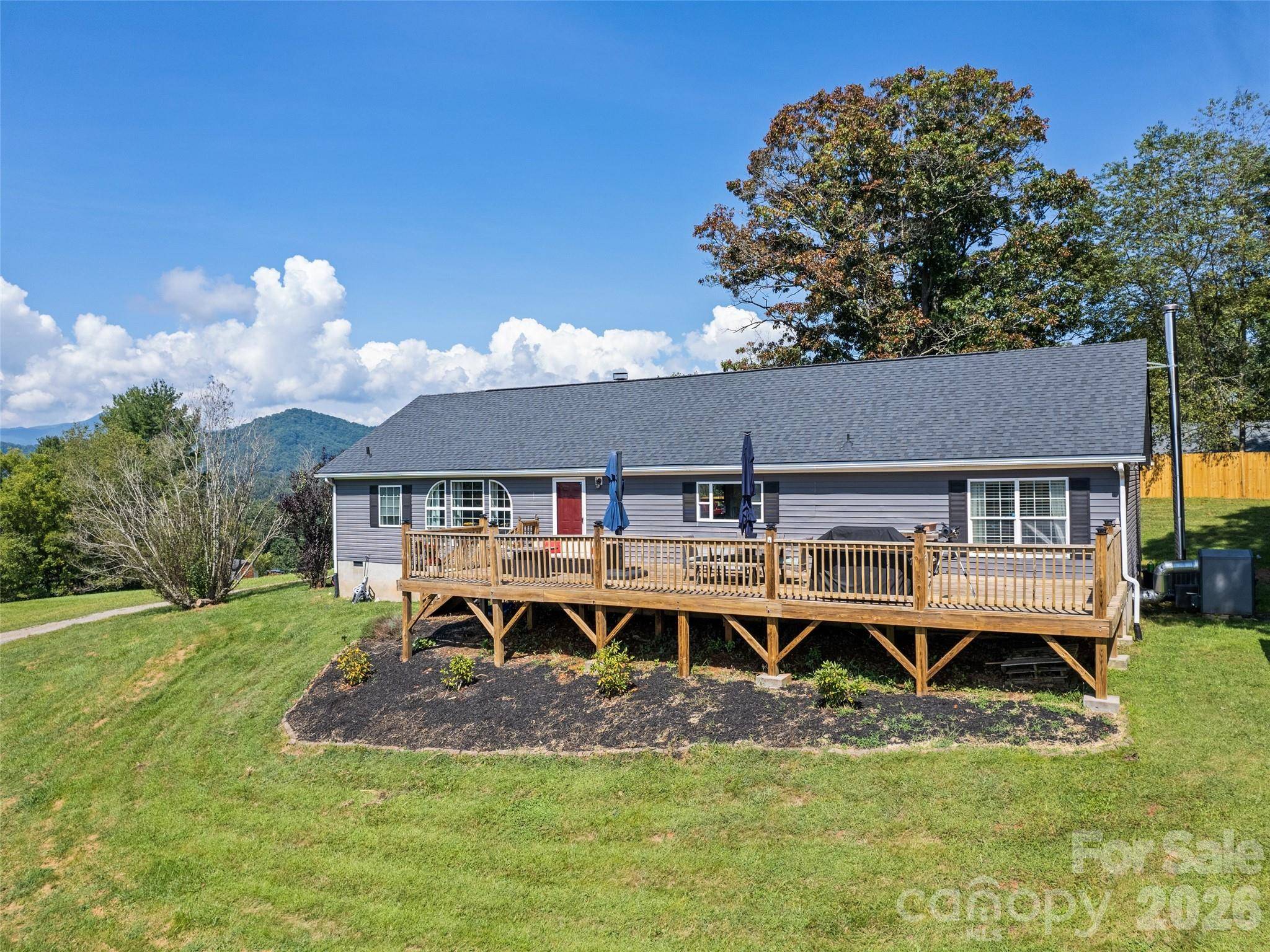 90 Blueberry Hill DR, Clyde, NC 28721