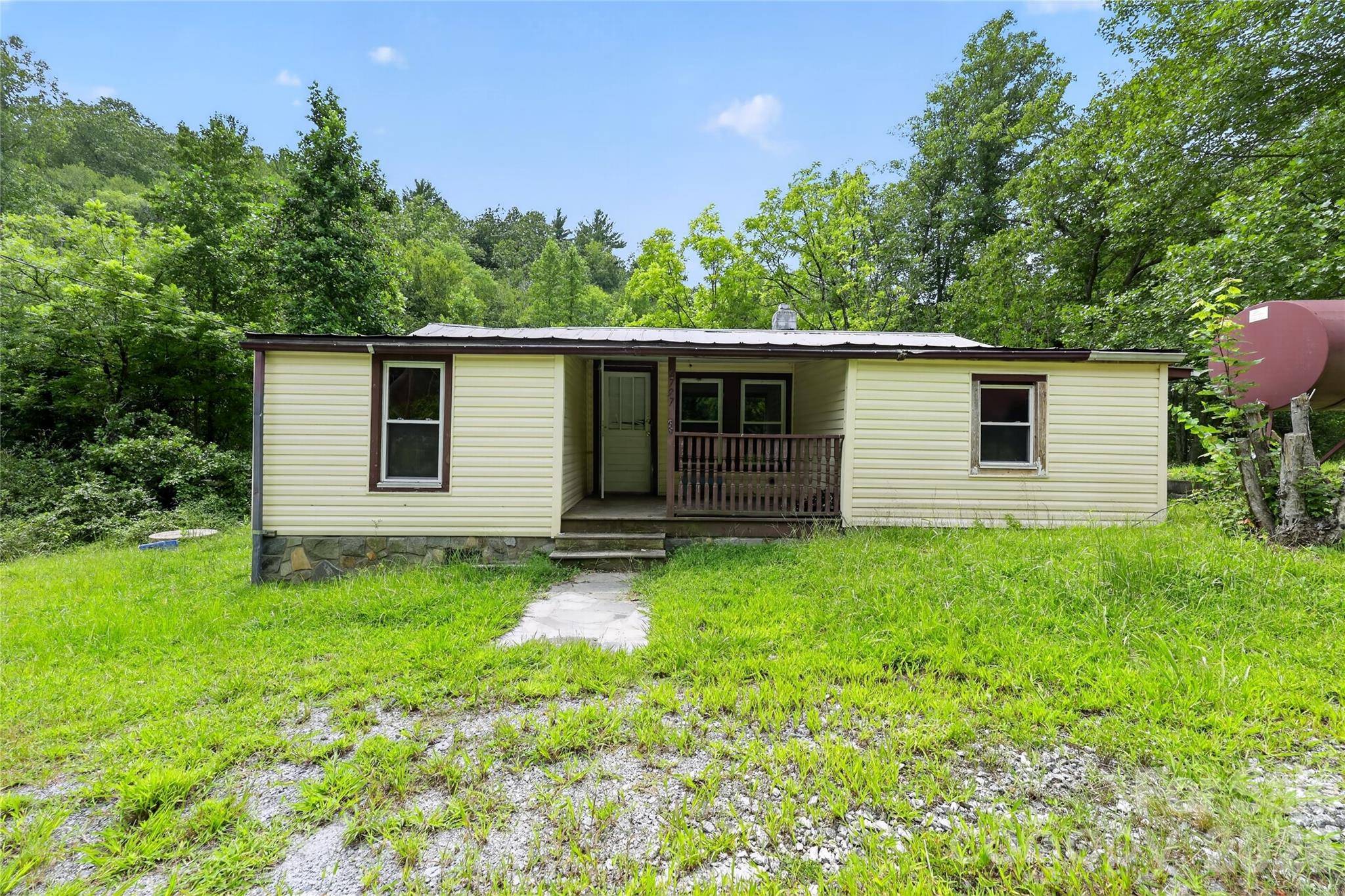 2797 HT RD, Lenoir, NC 28645