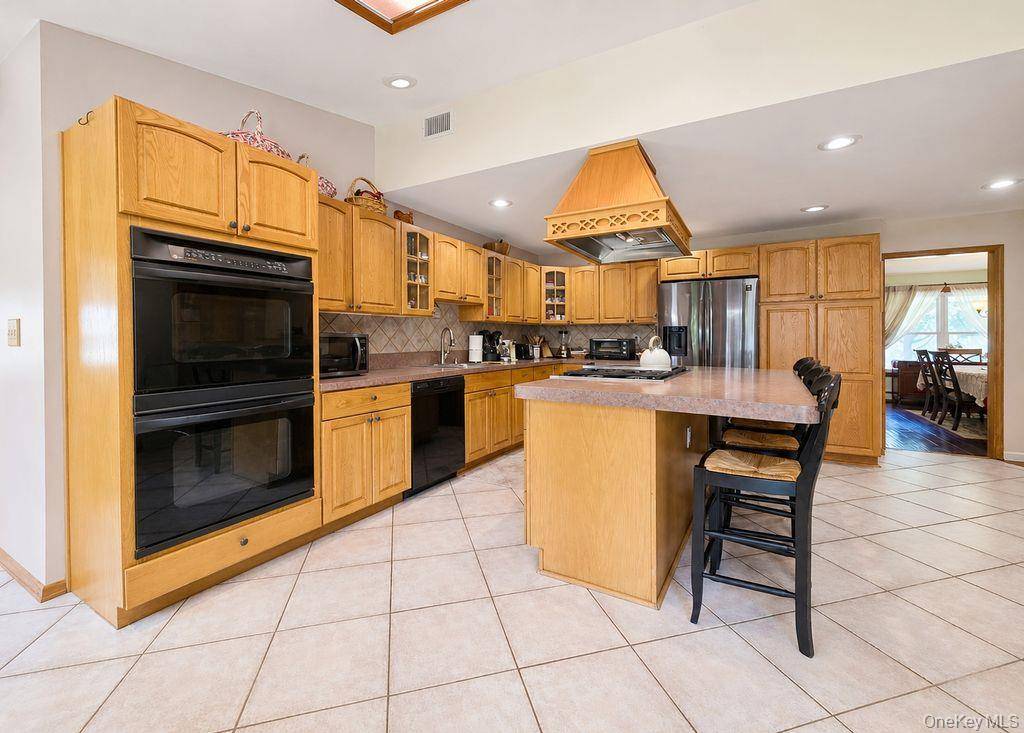 53 Orleans GN, Coram, NY 11727