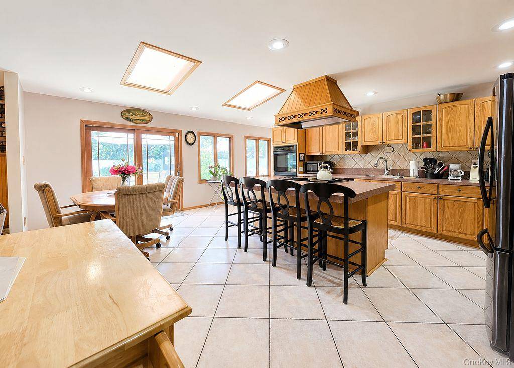 53 Orleans GN, Coram, NY 11727