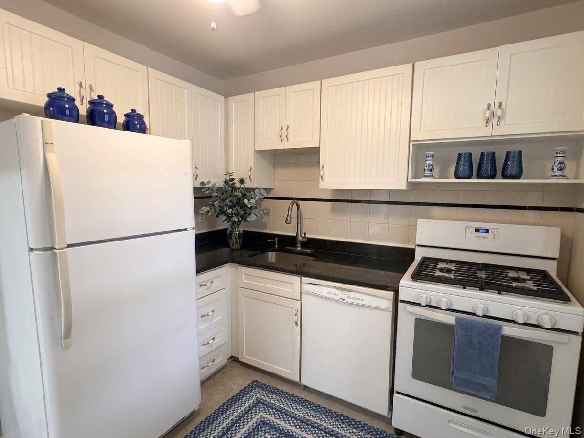 7231 Little Neck Pkwy #2nd Floor, Glen Oaks, NY 11004