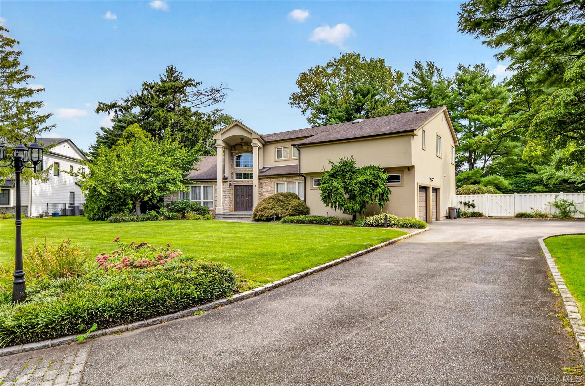 3 Pond Ridge RD, Woodbury, NY 11797