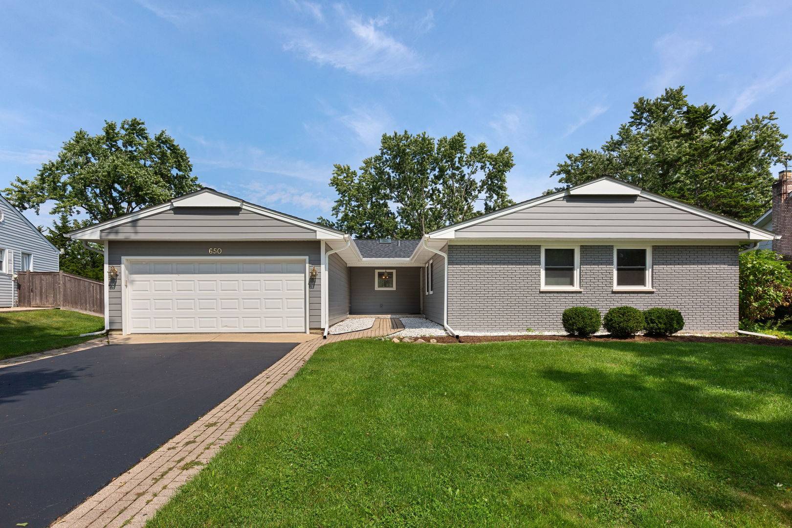 650 Twisted Oak LN, Buffalo Grove, IL 60089