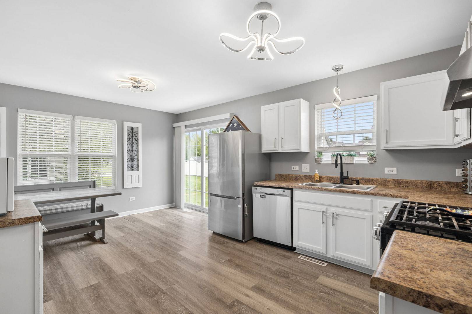 605 CIRCLE DR, Coal City, IL 60416