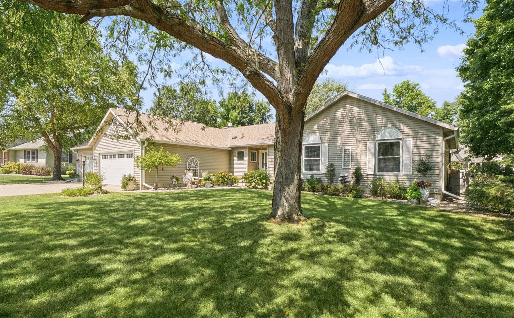 2002 Spruce LN, Monticello, IL 61856