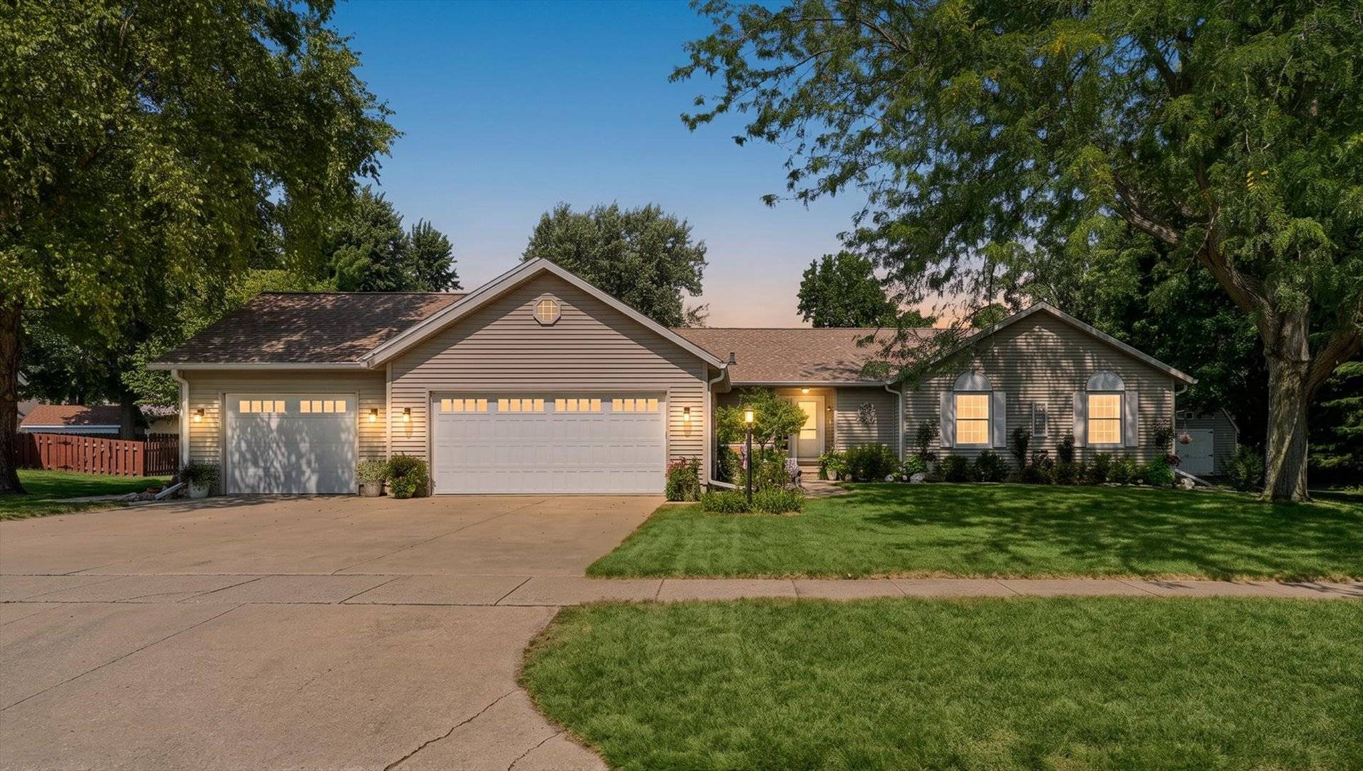 2002 Spruce LN, Monticello, IL 61856