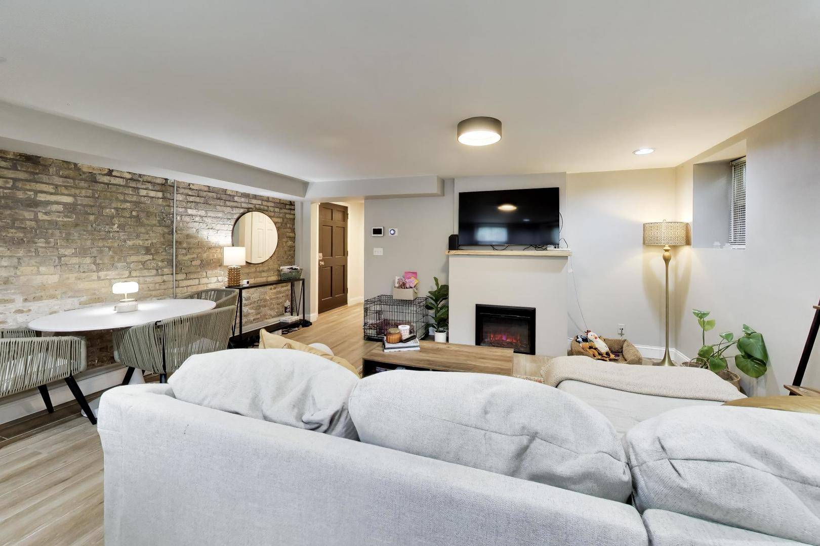 4852 N Sacramento AVE #G, Chicago, IL 60625