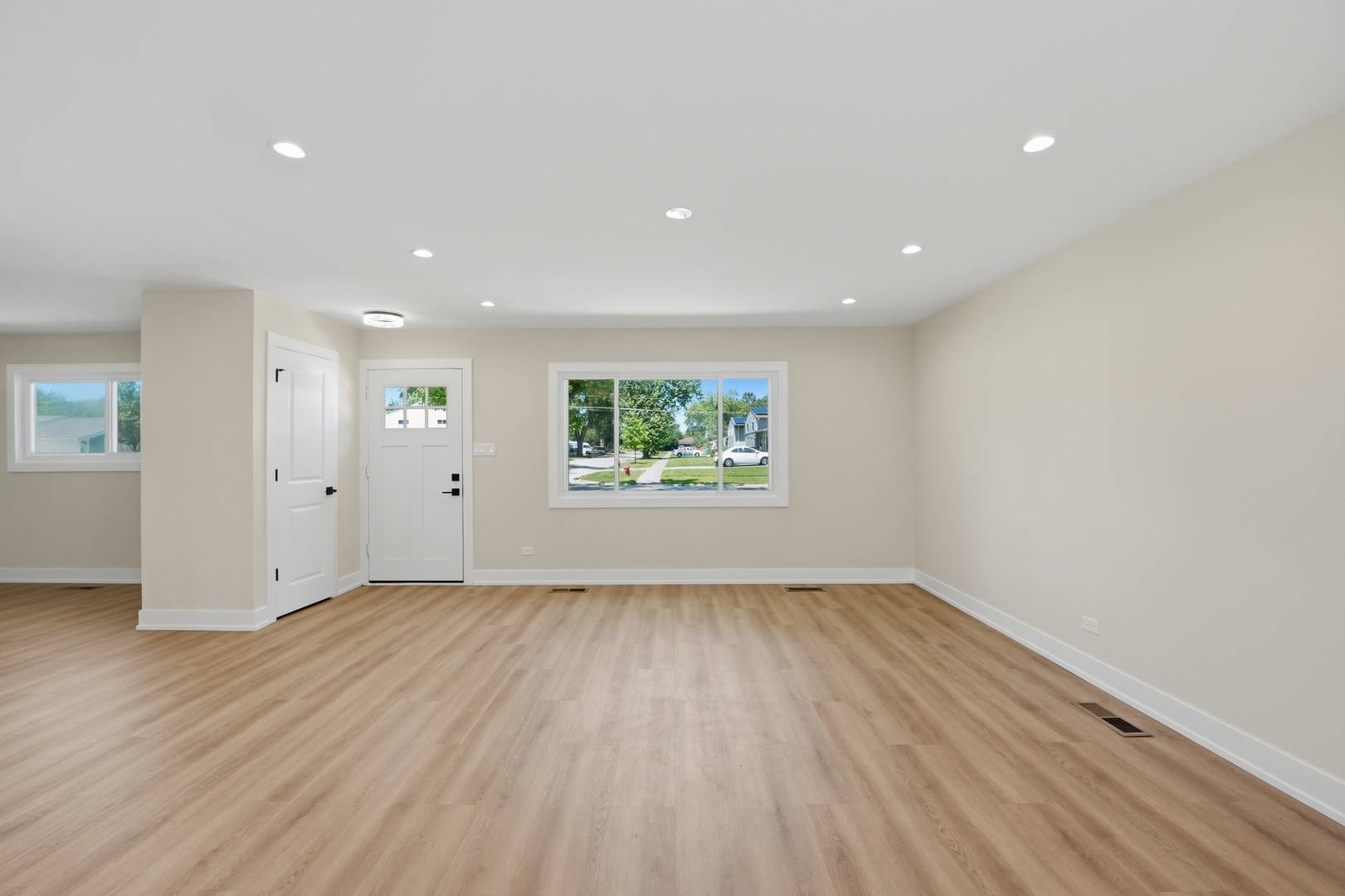 163 W Manchester DR, Wheeling, IL 60090