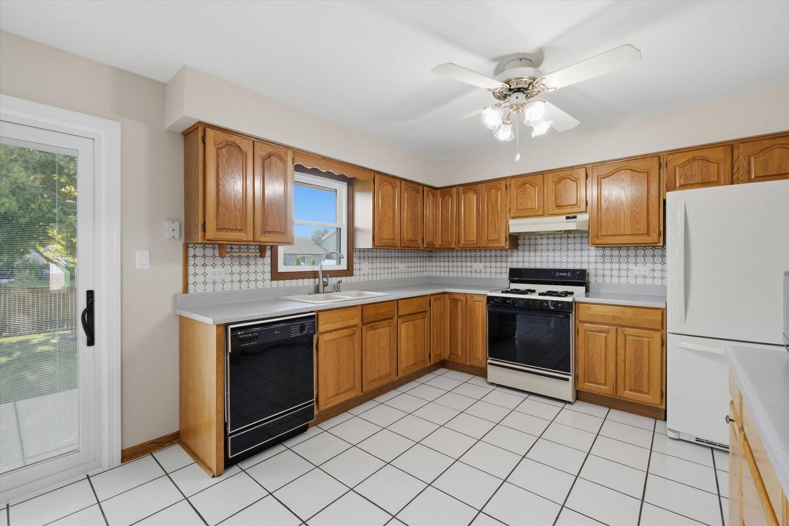 10S221 Suffield DR, Downers Grove, IL 60516