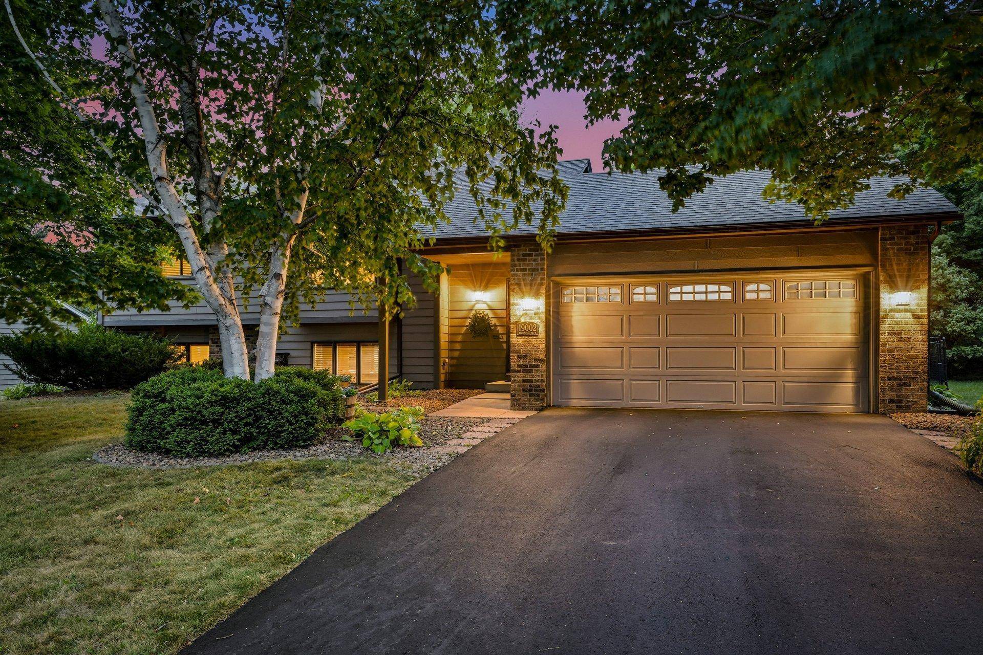 19002 Barrington DR, Eden Prairie, MN 55346