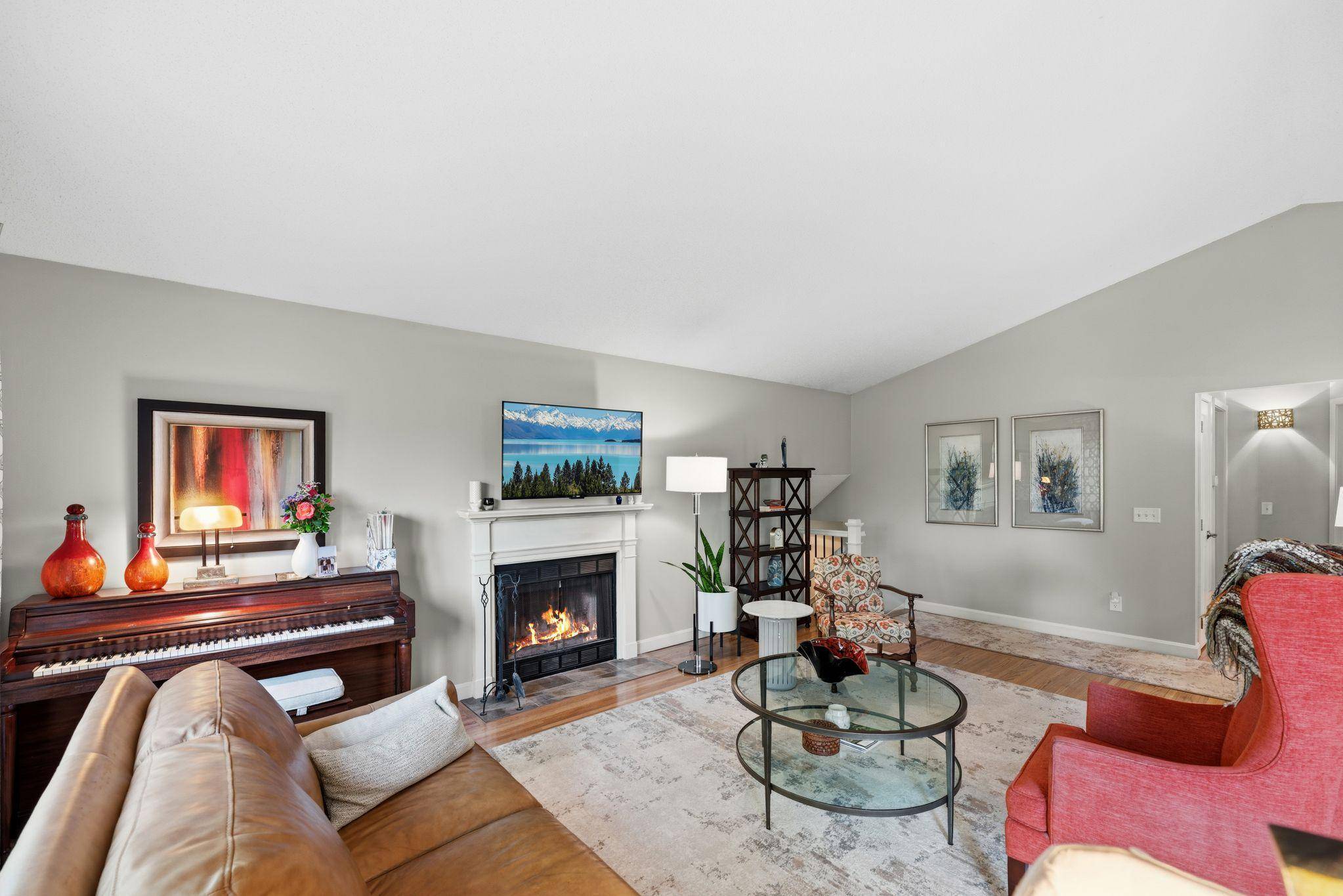 900 Lacota LN, Burnsville, MN 55337