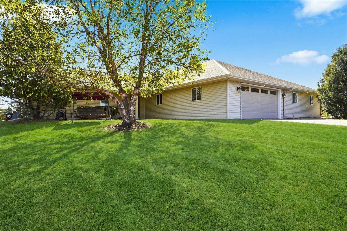 919 Waxon LN, Hudson, WI 54016