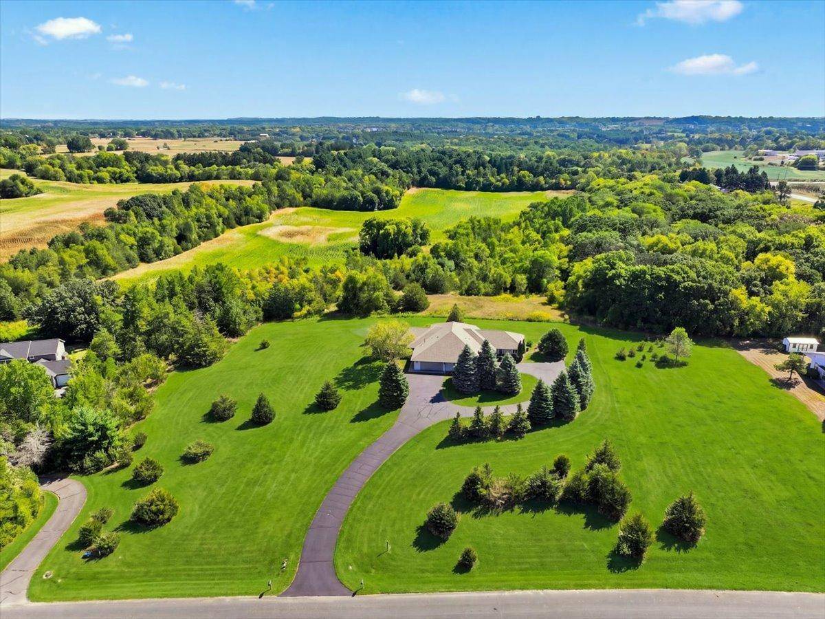 919 Waxon LN, Hudson, WI 54016