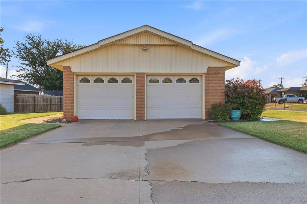 813 Standifer RD, Elk City, OK 73644