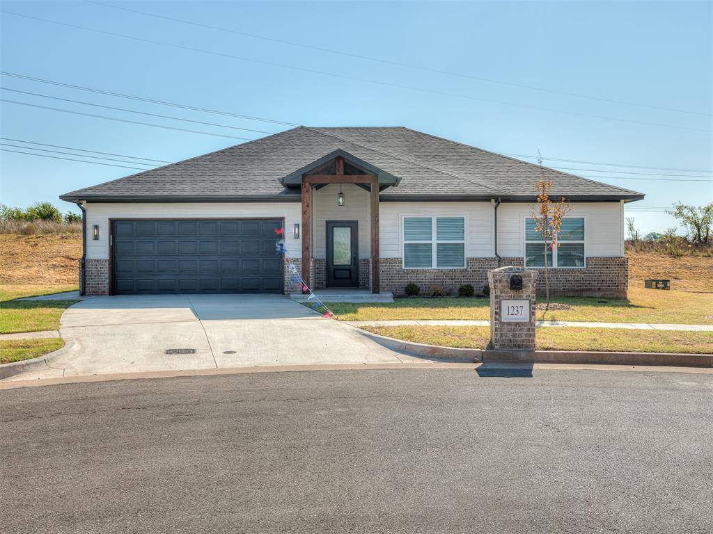 1237 E Stetson LN, Mustang, OK 73064