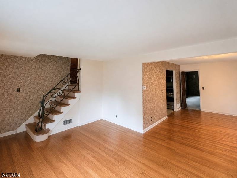 105 Arnot Pl, Paramus Boro, NJ 07652