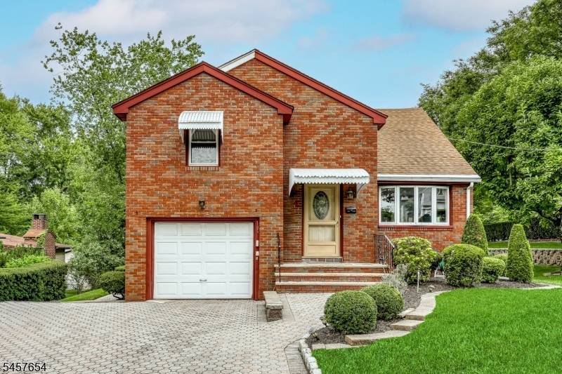 105 Arnot Pl, Paramus Boro, NJ 07652