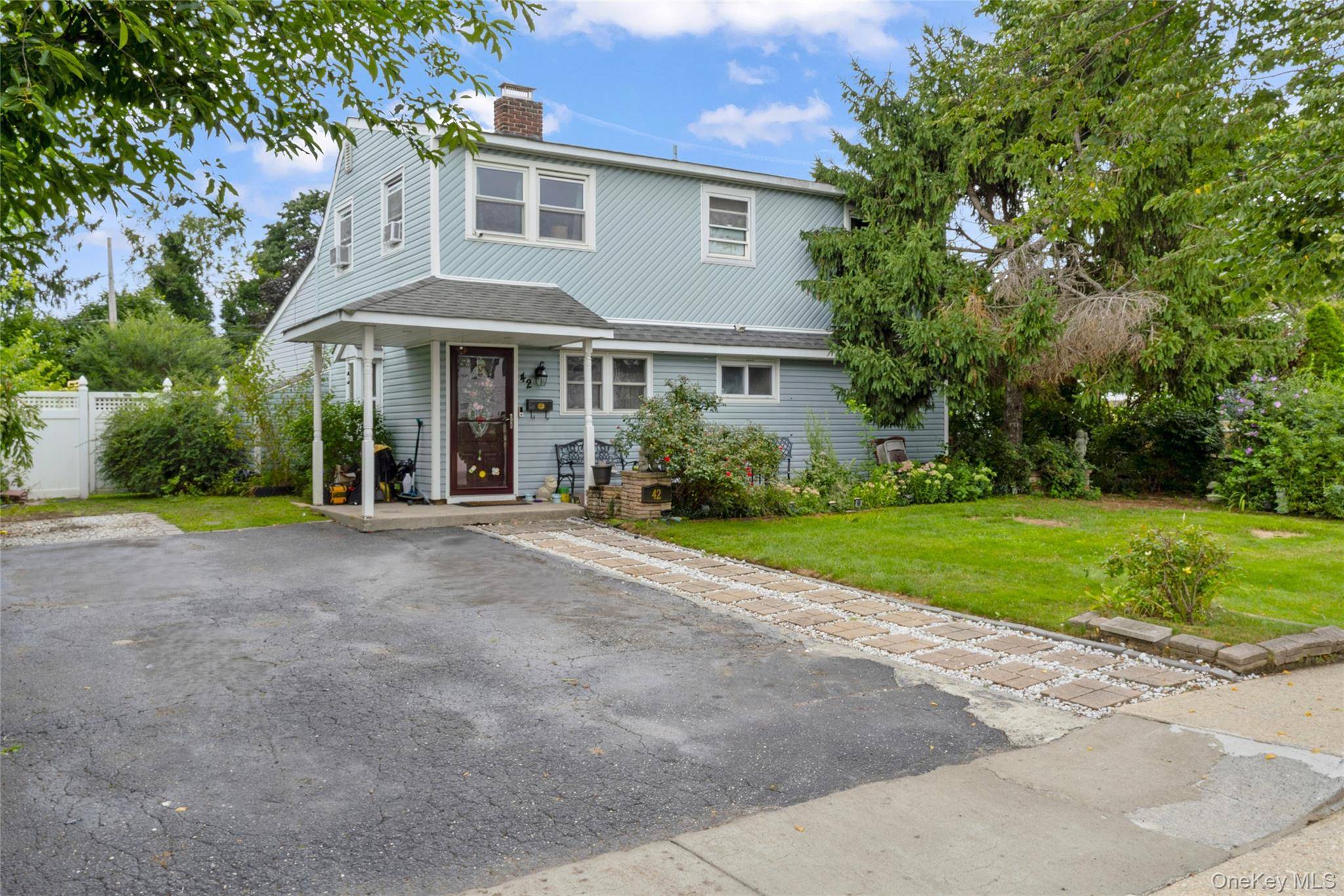 42 Mockingbird LN, Levittown, NY 11756