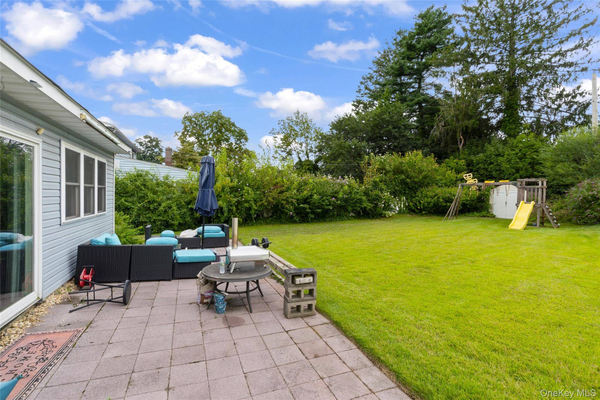 42 Mockingbird LN, Levittown, NY 11756