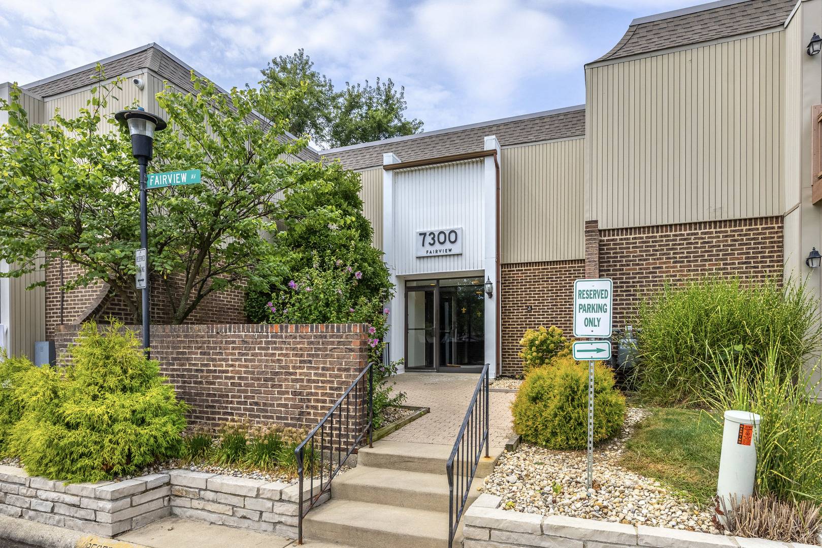 7300 Fairview AVE #206, Downers Grove, IL 60516