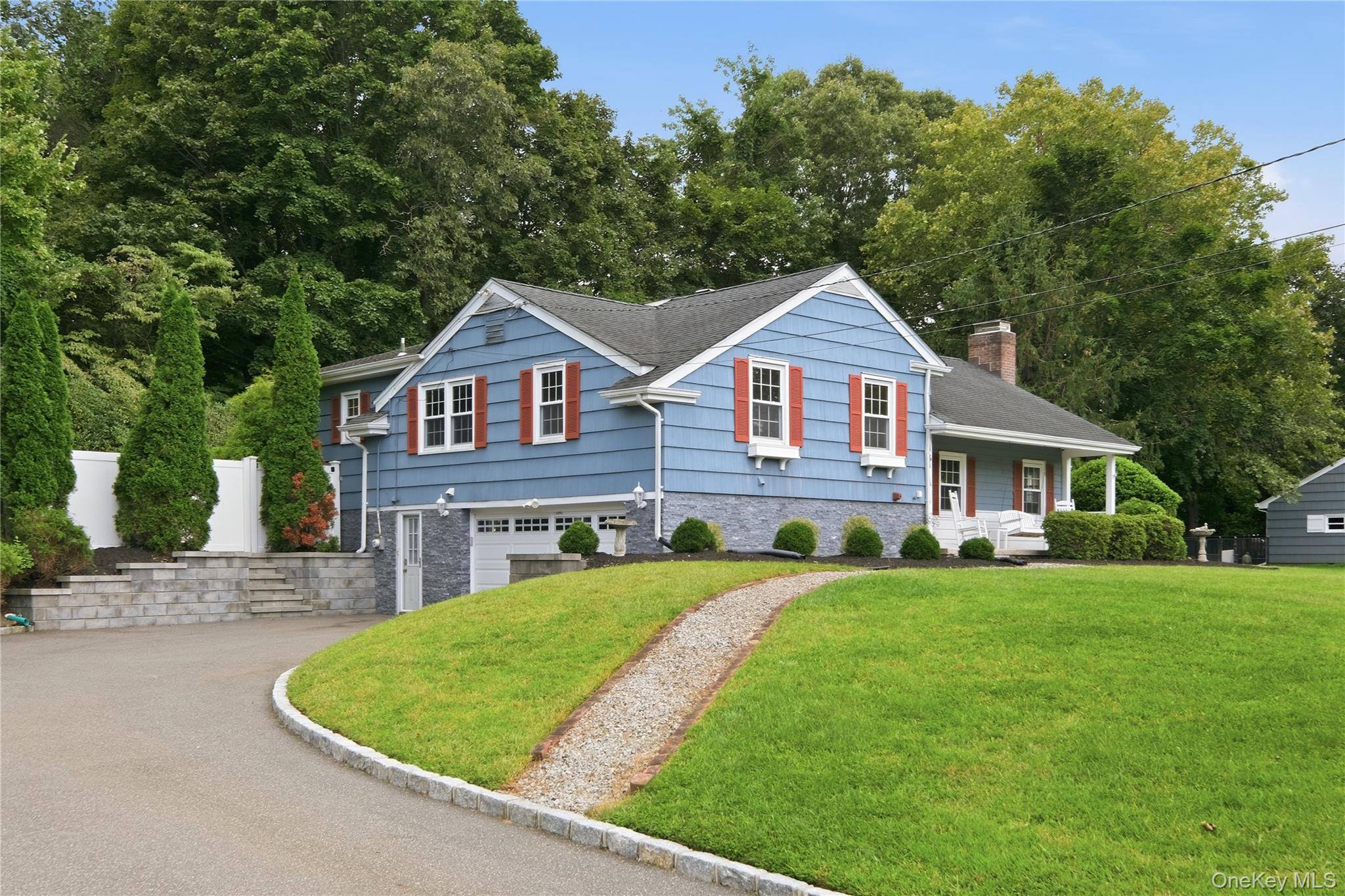 4 Honey LN, Miller Place, NY 11764