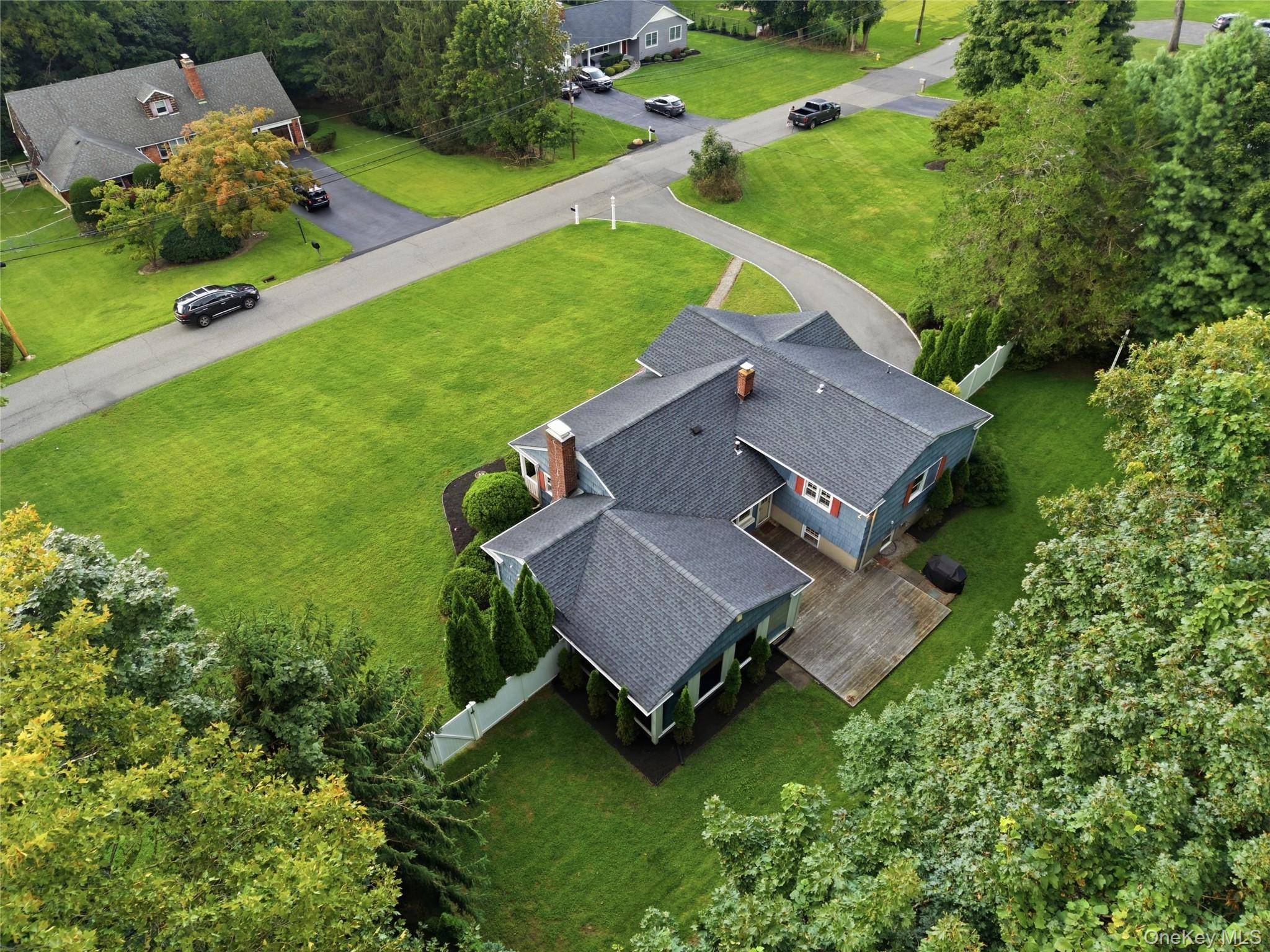 4 Honey LN, Miller Place, NY 11764